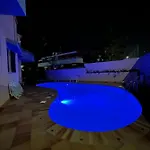 Con Piscina E Giardino A Due Passi Dal Mare. *
