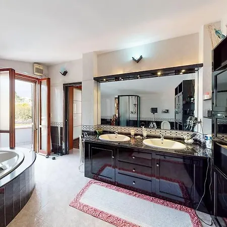 Villa Con Piscina E Giardino A Due Passi Dal Mare.