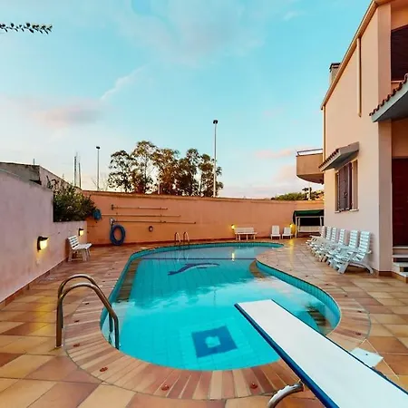 Con Piscina E Giardino A Due Passi Dal Mare. *