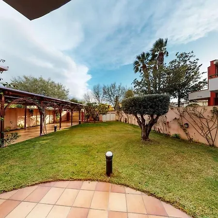 Con Piscina E Giardino A Due Passi Dal Mare. Villa