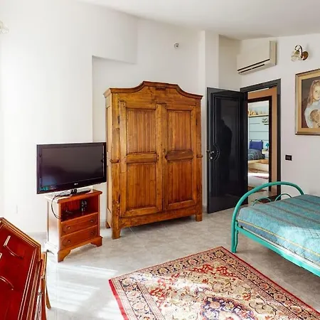 Con Piscina E Giardino A Due Passi Dal Mare. Villa