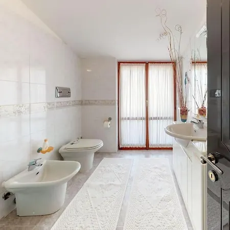 Con Piscina E Giardino A Due Passi Dal Mare. Su Forti