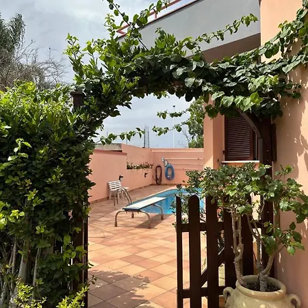 Con Piscina E Giardino A Due Passi Dal Mare. Villa *