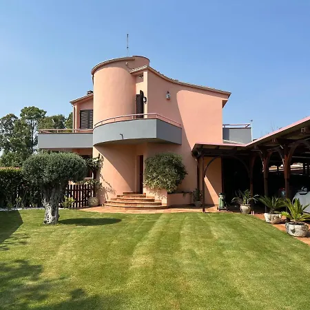 Villa Con Piscina E Giardino A Due Passi Dal Mare. *